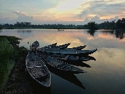 Bên sông