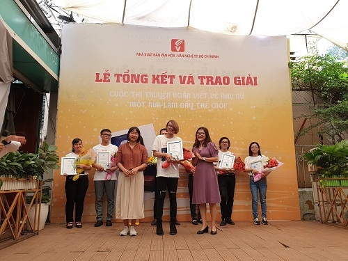 Nhà văn Nguyễn Ngọc Tư trao giải cuộc thi truyện ngắn về phụ nữ