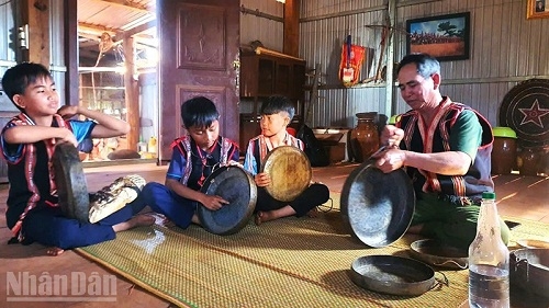 Người giữ lửa văn hóa cồng chiêng giữa lòng Tây Nguyên