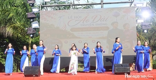 Tôn vinh áo dài trong không gian di sản làng cổ Phước Tích