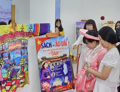 Triển lãm sách kết hợp áo dài